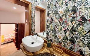 6 bedrooms, iron/ironing board, free WiFi, bed sheets