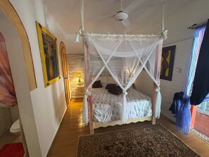 1 dormitori, caixa forta a l'habitació i planxa i posts de planxar