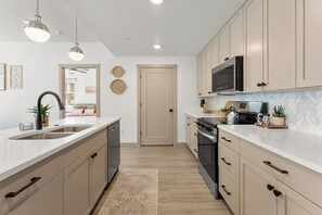 Kjøleskap, mikrobølgeovn, ovn og kokeplater