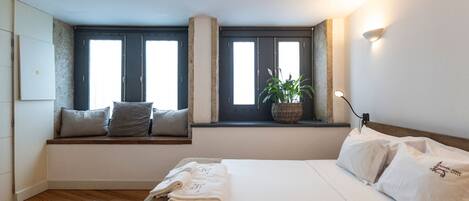 Tabla de planchar con plancha, wifi gratis y ropa de cama