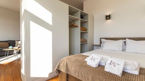 Iron/ironing board, free WiFi, bed sheets