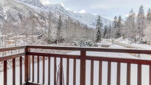 A snowy mountain landscape with a wooden balcony railing. - Chalet Verney. Family chalet near Chamonix center (Chamonix-Mont-Blanc)