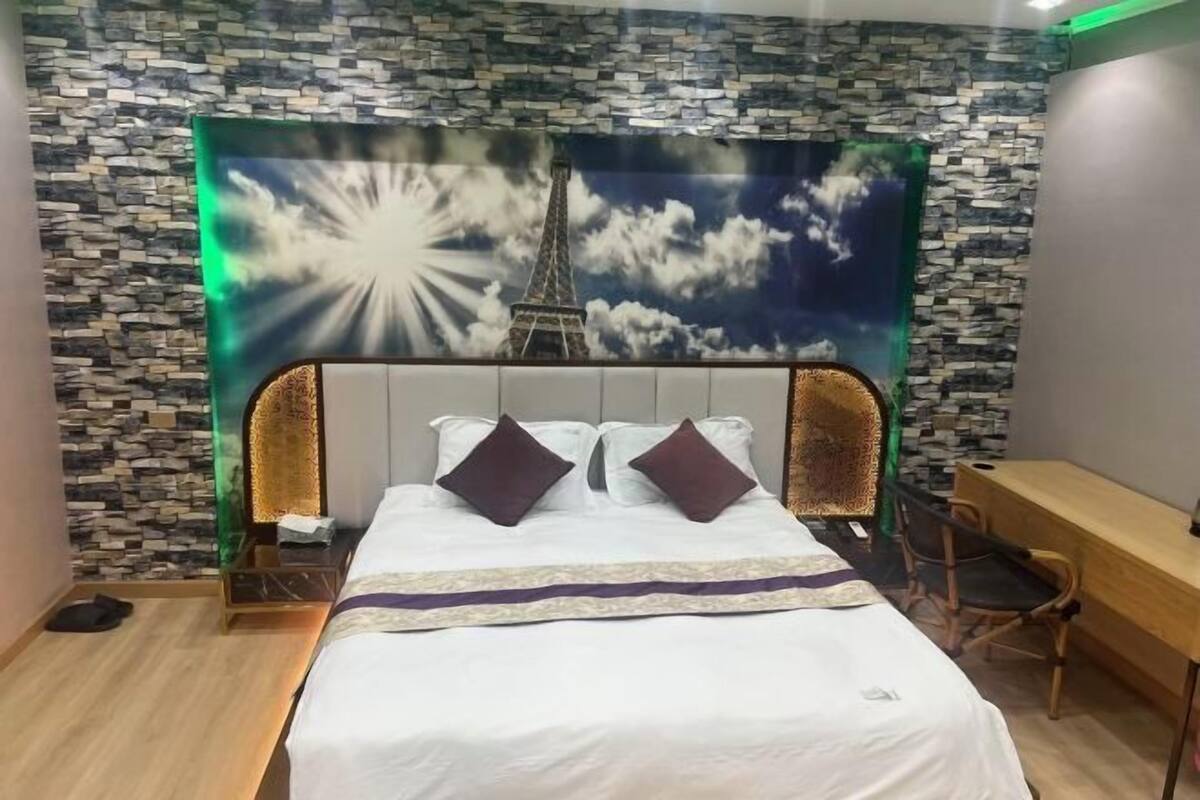 Soundproofing, free WiFi, bed sheets