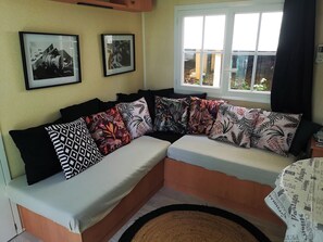 Téléviseur, table de ping-pong, livres