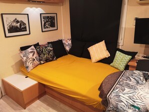 2 chambres, fer et planche à repasser, lit de bébé portatif