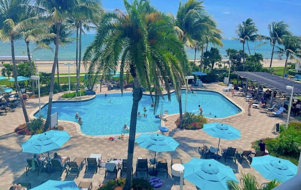 Utendørsbasseng og et oppvarmet basseng