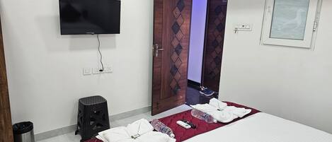 Deluxe Room, Courtyard View | Egyptian cotton sheets, premium bedding, down comforters