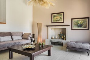 TV, fireplace