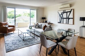 Smart TV, stereo - Harvey | Stylish home | Great Location (Ringwood)