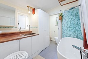 Hair dryer, towels - North Shore Oasis, spacious nest (North Geelong)