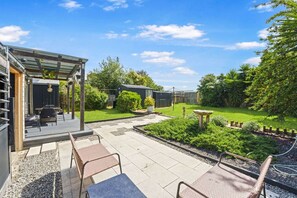 Outdoor dining - North Shore Oasis, spacious nest (North Geelong)