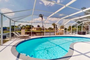 Una piscina techada con sillas de descanso y vistas del entorno.