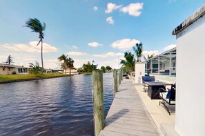 Outdoor dining - Sailors Paradise-Waterfront Gulf & Sailboat access with AC, WIFI, heated Pool! (North Fort Myers)