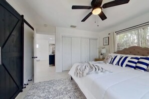 4 bedrooms, iron/ironing board, WiFi, bed sheets - Sailors Paradise-Waterfront Gulf & Sailboat access with AC, WIFI, heated Pool! (North Fort Myers)