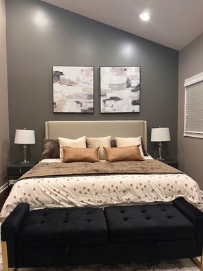 3 soverom, strykejern/-brett, internettilgang og sengetøy