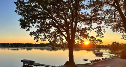 Eagle Lake Paradise! Close to ND!
Enjoy kayaking, hot tub and Sunset views!