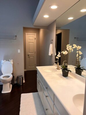 Suihku, poreamme, hiustenkuivaaja, pyyhkeet