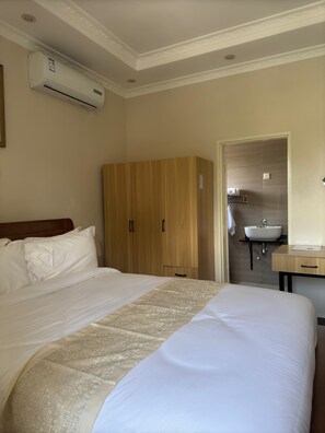 Executive Double Room - Eleganciana Lodges Ltd (Lusaka)