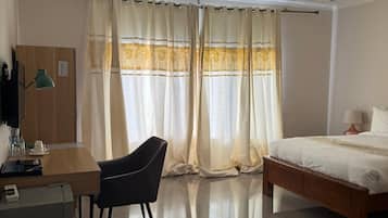 Quarto casal luxo, 1 cama de casal, vista para o jardim | Cofres nos quartos, escrivaninha, espaço de trabalho para notebook