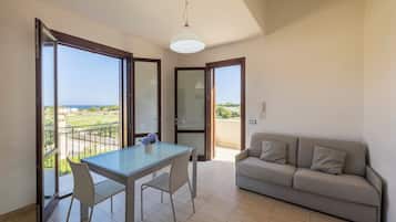 House, Sea View, First Floor | 起居区