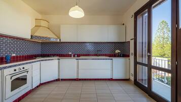 House, Sea View, First Floor | Dapur pribadi | Oven, kompor, dan peralatan masak/sendok-piring