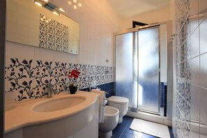 House, Sea View, First Floor | Badezimmer | Handtücher, Toilettenpapier
