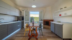Una cocina moderna con una mesa de comedor, sillas y vistas al exterior.
