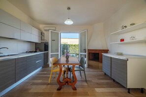 House, Sea View, Ground Floor | Private kitchen | Oven, stovetop, cookware/dishes/utensils
