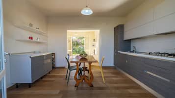 House, Sea View, Ground Floor | Eget kök | Ugn, spishäll och grytor/köksredskap