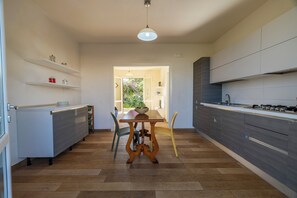 House, Sea View, Ground Floor | Eget kök | Ugn, spishäll och grytor/köksredskap