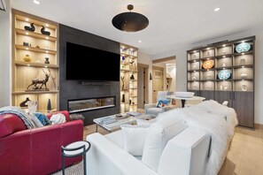 Smart TV, fireplace