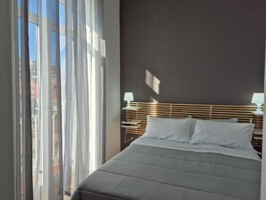 Zimmersafe, Schreibtisch, Bügeleisen/Bügelbrett, kostenlose Babybetten