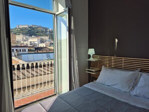 Klassieke tweepersoonskamer, balkon, uitzicht op heuvels | Uitzicht vanuit de kamer