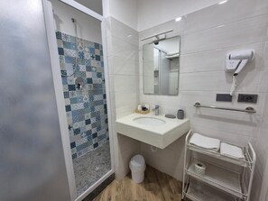 Phòng 3 phong cách cổ điển, ban công, quang cảnh đồi núi | Phòng tắm | Buồng tắm vòi sen, máy sấy tóc, dép đi trong nhà, khăn tắm