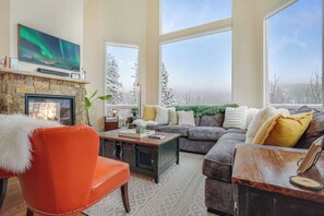 Una televisión, una chimenea, videojuegos, una oficina