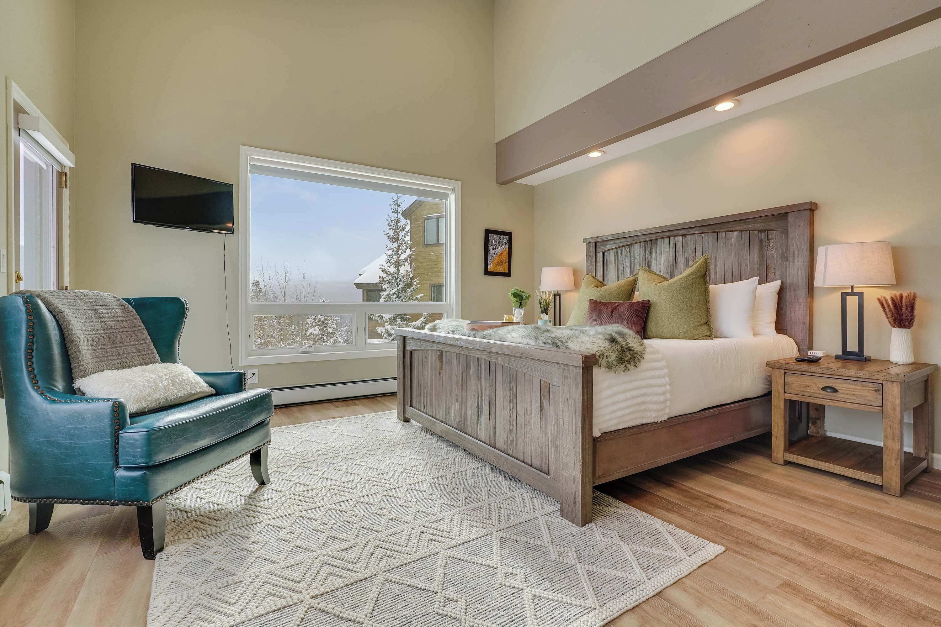 5 slaapkamers, een bureau, een strijkplank/strijkijzer, reisbedje