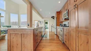 Een koelkast, een microgolfoven, een oven, een kookplaat