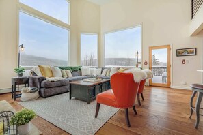 Una televisión, una chimenea, videojuegos, una oficina