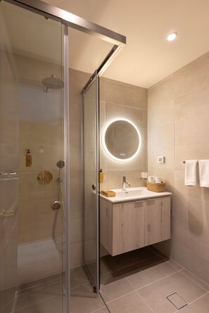 Chambre classique double | Salle de bain | Douche, séchoir à cheveux, serviettes fournies, savon