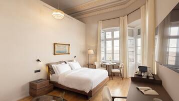 Deluxe Double Room, City View, Corner | Individually decorated, desk, soundproofing, iron/ironing board