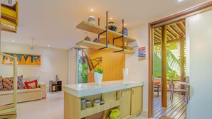 Una cocina moderna con armarios de madera, una encimera y una estantería empotrada.