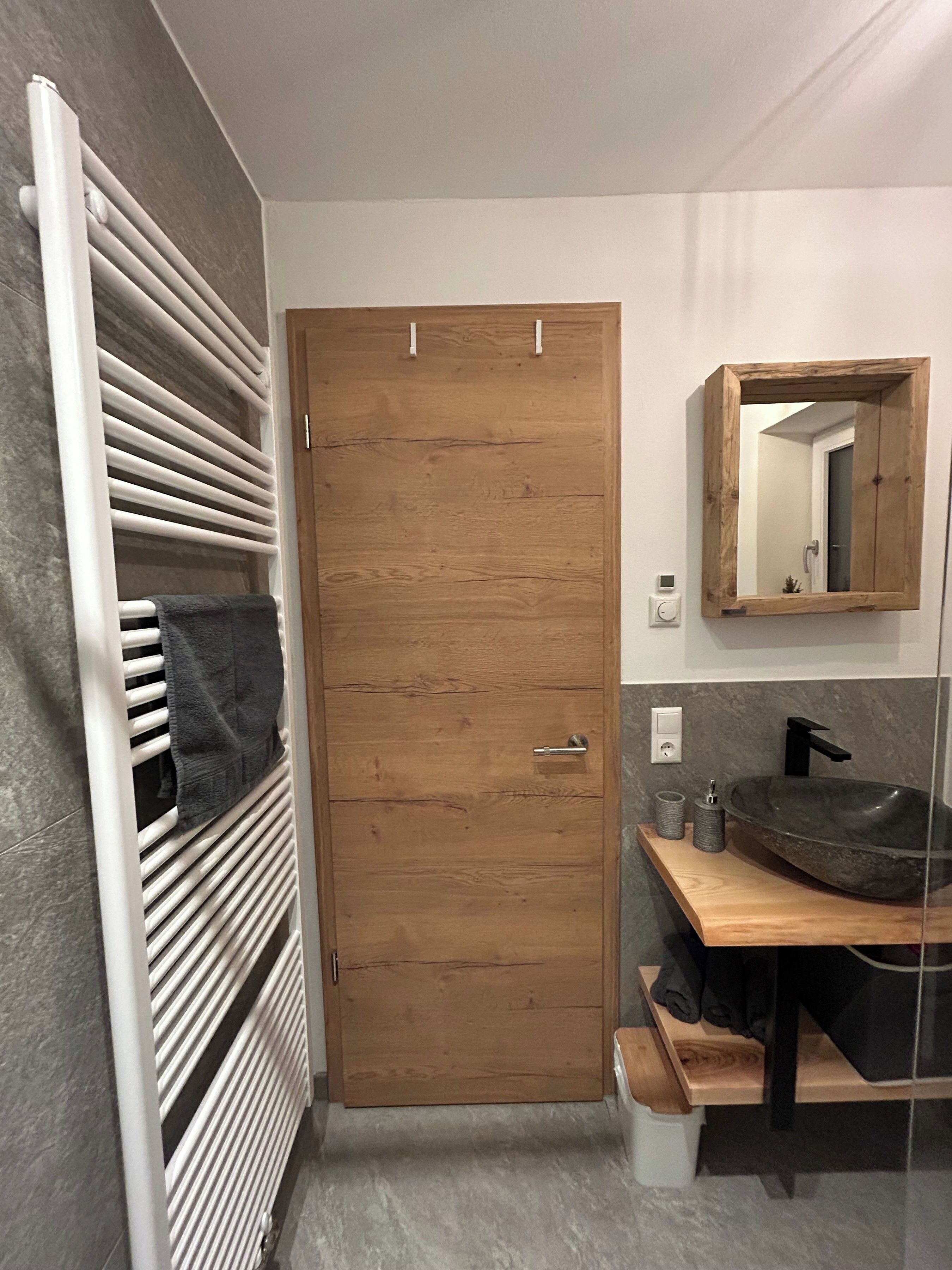 Een douche, een haardroger, handdoeken, zeep