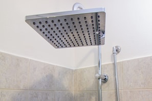 Doccia, asciugacapelli, bidet, asciugamani