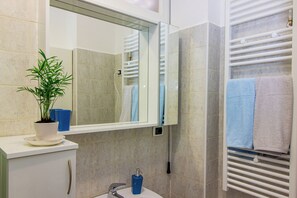 Bruser, hårtørrer, bidet, håndklæder