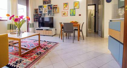 Aurora House - Comfortable family apartment near the theater and downtown