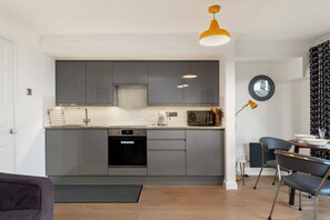 Kühlschrank, Mikrowelle, Ofen, Geschirrspüler