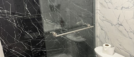 Toallas, jabón, papel de baño