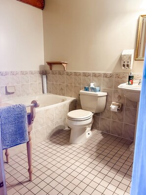 Douche, séchoir à cheveux, serviettes fournies, savon