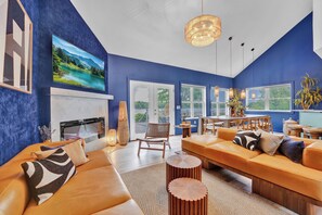 Una Smart TV, una chimenea, videojuegos, un futbolín