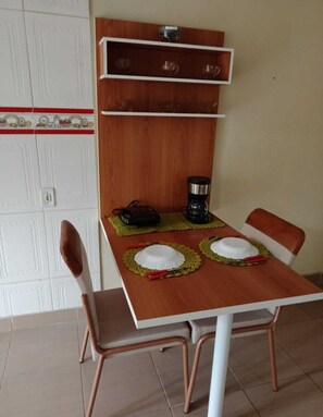 Dining - Loft close to green area. In a gated community with covered garage. (Petrópolis Manaus)